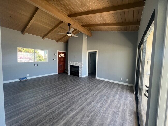 Building Photo - Costal Living, 2 Bedroom 2 Bathrooms in Sa...