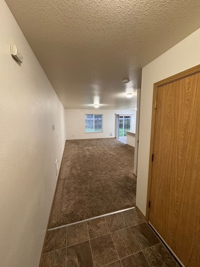 Foto del edificio - Spacious 3-Bed, 2.5-Bath Duplex for Rent in Longview