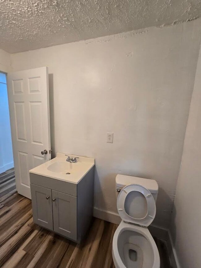 Spacious One Bedroom Duplex located near South Sherman and English Ave - Spacious One Bedroom Duplex located near South Sherman and English Ave House