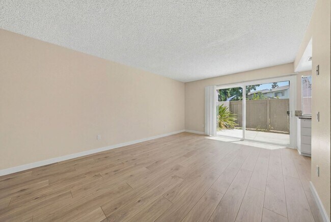 Foto del edificio - Freshly Updated Townhome - Light, Bright & Spacious!