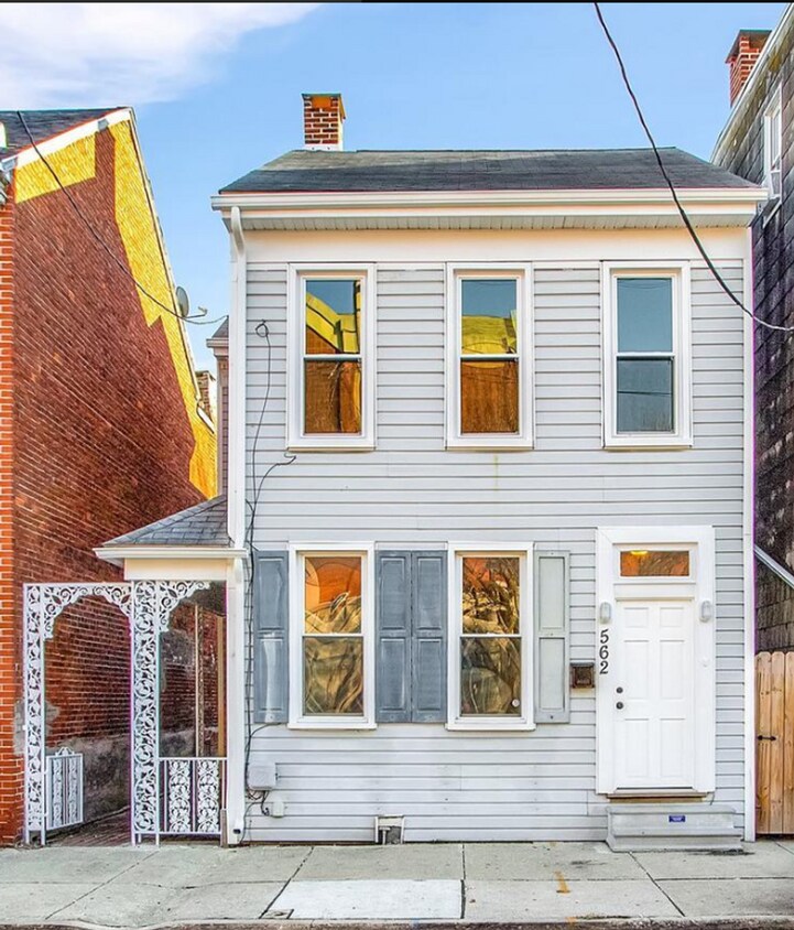 Foto principal - Coming Soon! Charming 4 Bedroom Home in Yo...