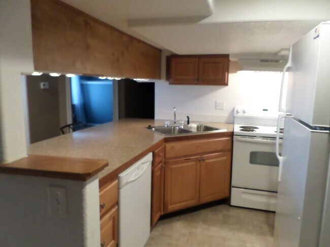 Building Photo - 1521 10th Ave