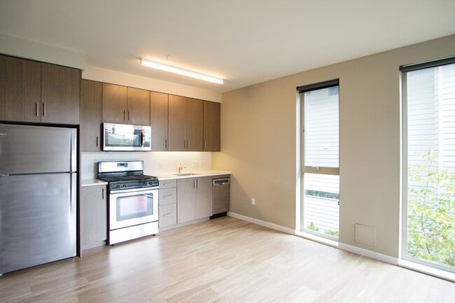 Building Photo - Fabulous Sellwood 2nd Floor-1 Bdr with Dishwasher & W/D!