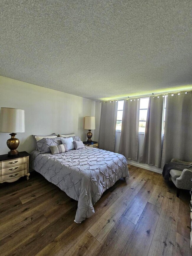 Foto del edificio - 9611 N Hollybrook Lake Dr