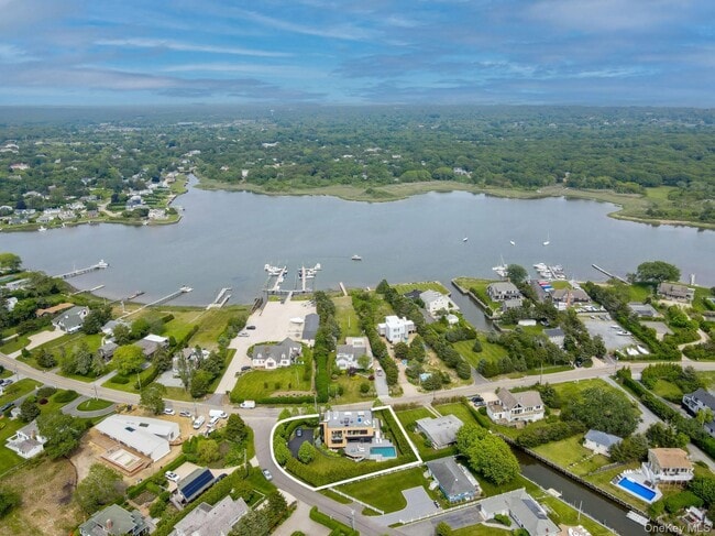 Foto del edificio - 8 Middle Pond Ln
