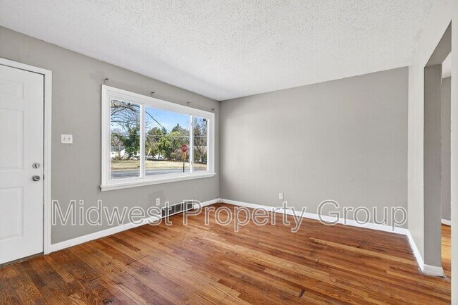 Foto del edificio - 8280 Frost Ave