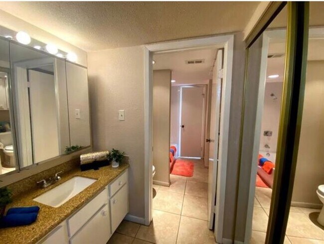 Building Photo - 9000 Bissonnet St