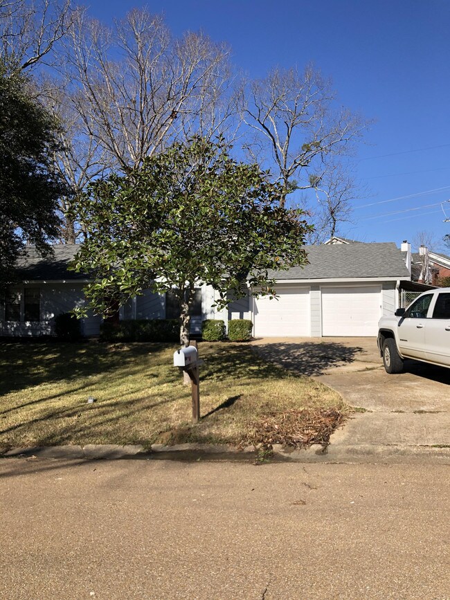 Building Photo - 244 Pine Knoll Dr