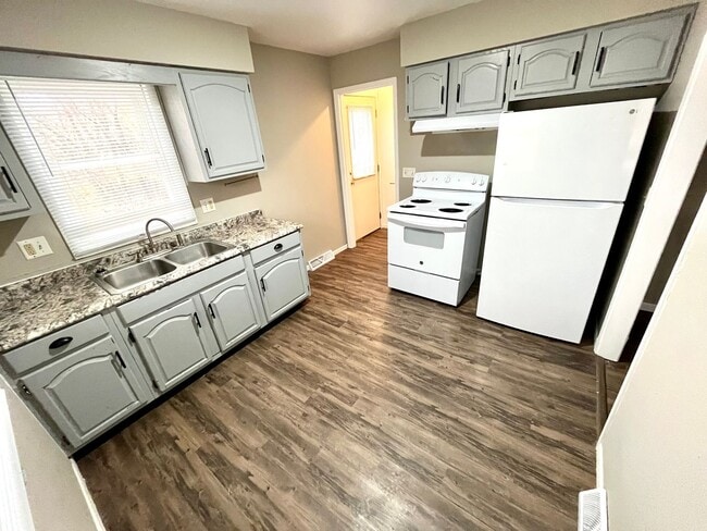 Building Photo - 1467 Valley View Dr