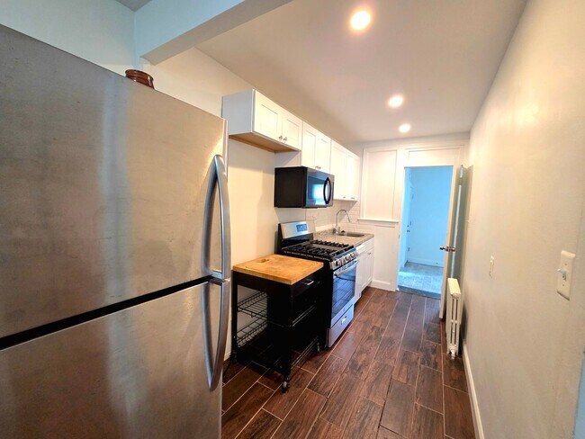 Building Photo - Newly Renovated 1 BR + Den/1 BA Apartment ...