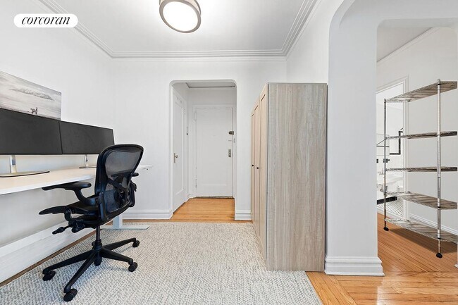 Building Photo - 250 W 24 St
