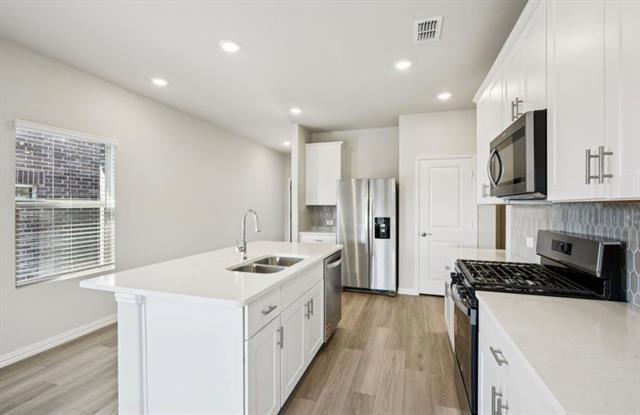 Building Photo - 710 Leavenworth Dr