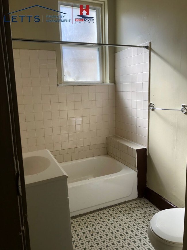 Building Photo - Spacious 1 bedroom 1 bath on first floor