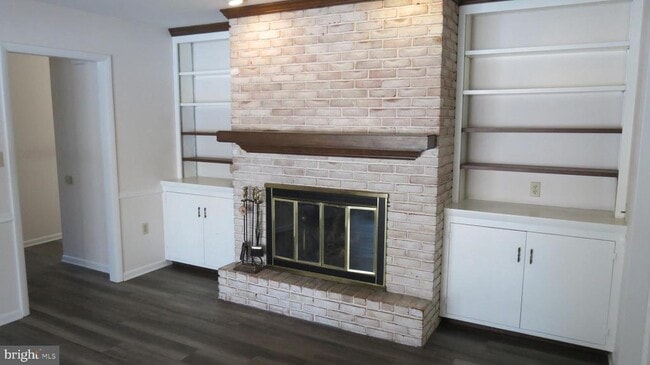 Building Photo - 1043 W Areba Ave