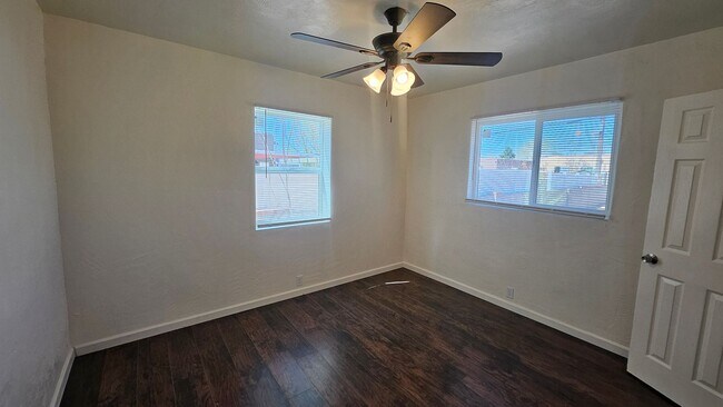 Building Photo - 2 Bed WITH OFFICE 1 Bath AND WASHER/DRYER HOOK UP!