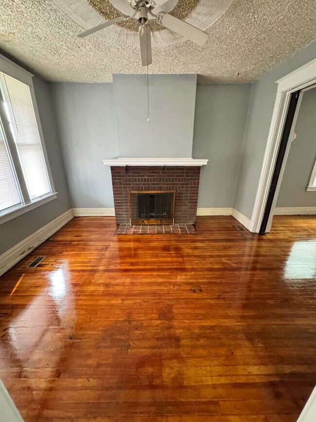 Foto del edificio - 5 bed 2 bath, central all electric HVAC, laundry, fenced yard house!