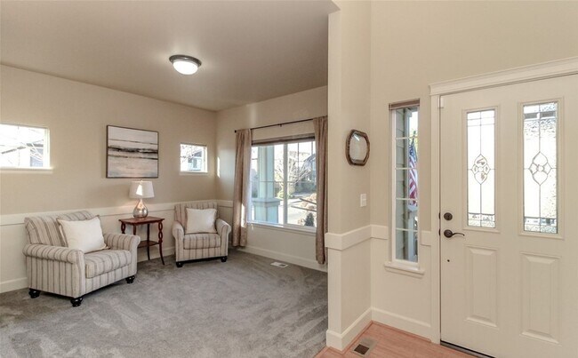 Foto del edificio - Mt. Rainier View Home on Cul-De-Sac with 3-Car Garage & A/C