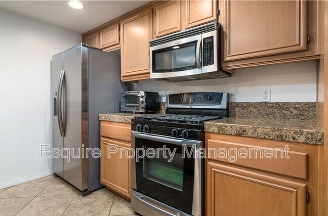 Foto del edificio - 243 Riverdale Ct
