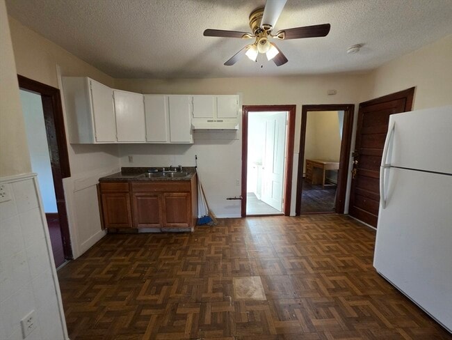 Building Photo - 4 Home St