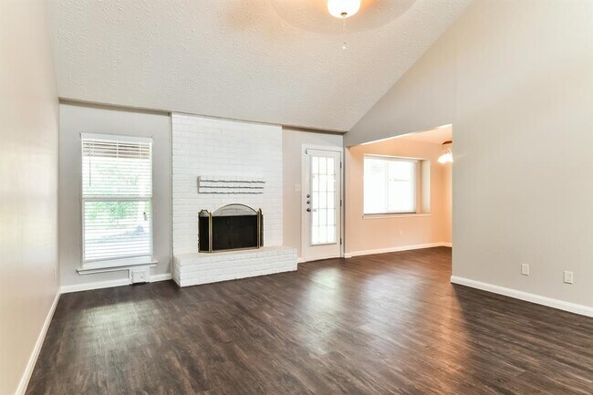 Foto del edificio - 11918 Cottonwood Ln