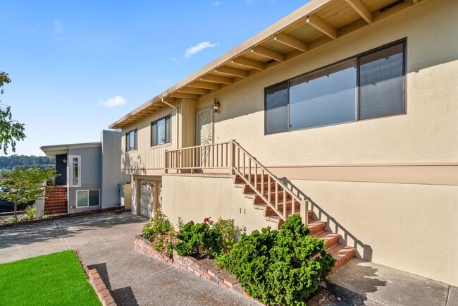 Building Photo - Charming Single-Family Home in a Desirable...