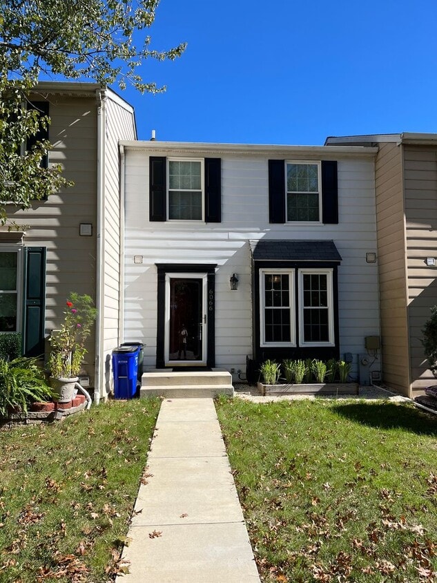 Primary Photo - Beautiful 2 Bedrooms 2.5 Bathroom luxury 3...