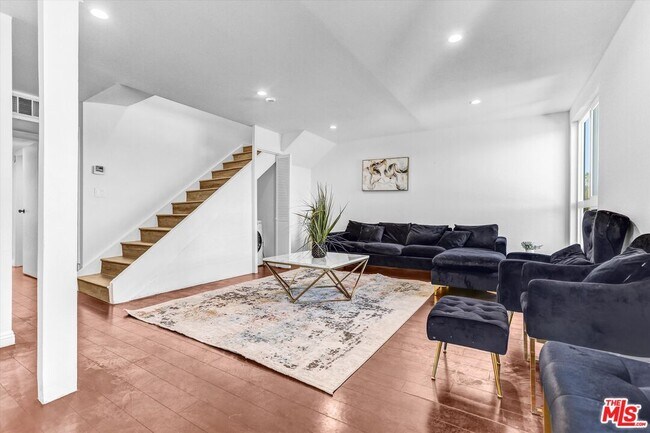Foto del edificio - 6155 Reseda Blvd