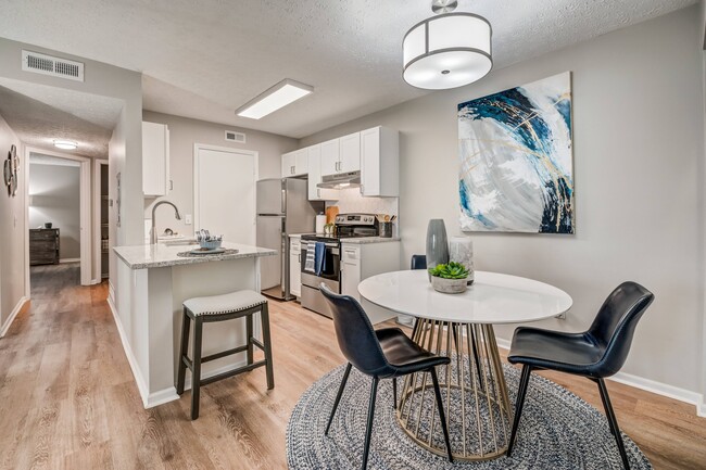 Cocina recientemente renovada y comedor - Collier Park Apartments