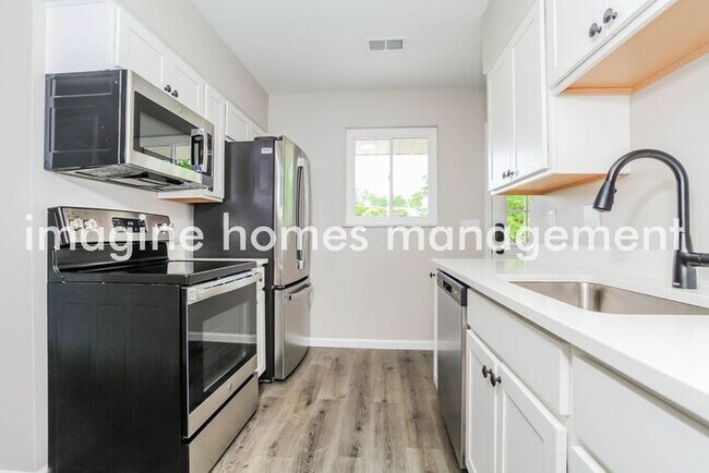 Foto del edificio - Fully Renovated 3 Bedroom Single Family Ho...