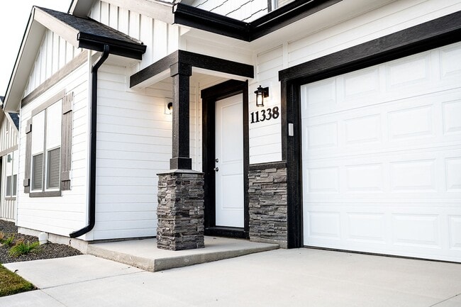 Building Photo - 4 bed 2 bath with bonus room