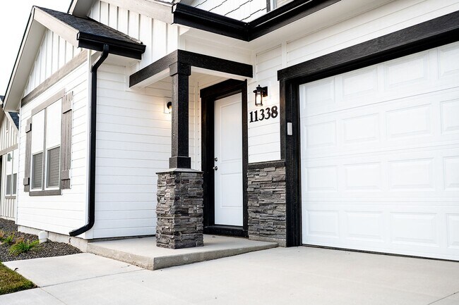 Foto del edificio - 4 bed 2 bath with bonus room