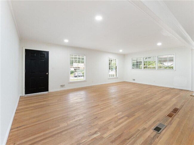 Foto del edificio - 1685 Dunwoody Pl NE