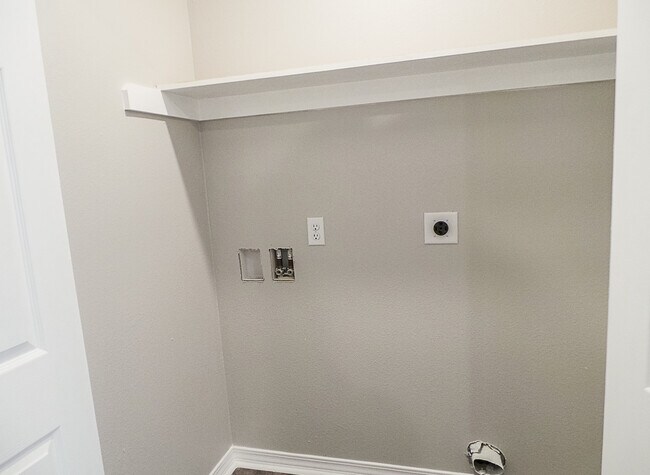 Building Photo - 723 S Berthe Ave