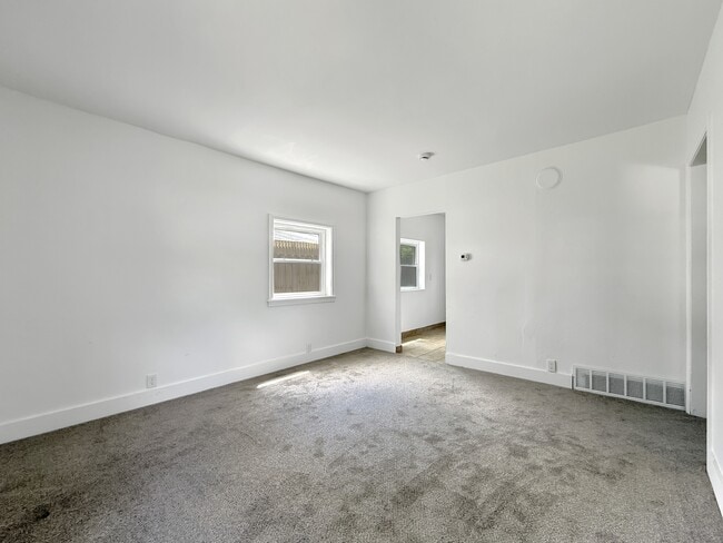Building Photo - 3044 Hickory Grove Ave