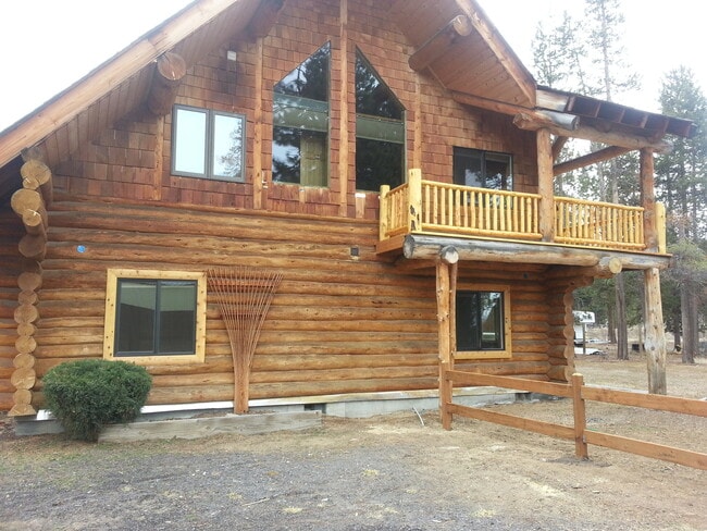 Foto del edificio - Beautiful Log Home with Shop