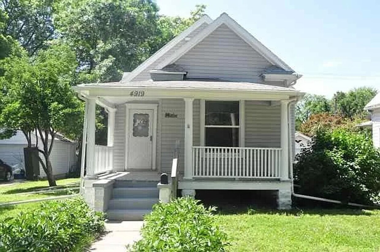 Foto principal - 5 Bedroom Home Available Now!
