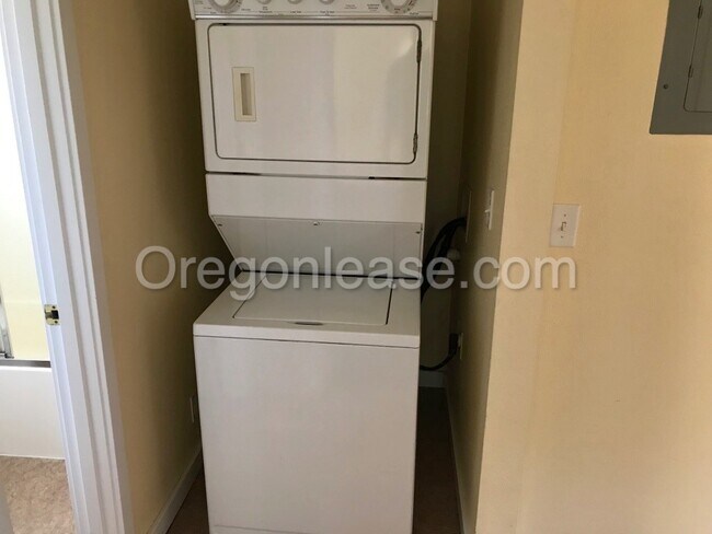 Foto del edificio - Blocks from UO! 2 bedroom 1 bath with in u...