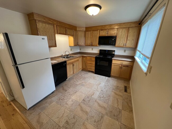Building Photo - 1-2 Bedroom 1 Bath House with Garage, Newl...