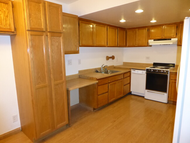 Kitchen - 5462 Roundtree Dr