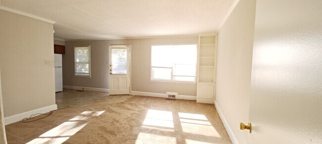 Building Photo - 604 S Oleander Ave