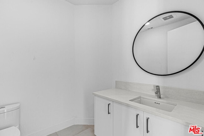 Building Photo - 2000 Beachwood Dr