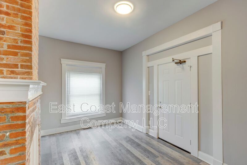 Foto principal - 2425 Barclay St