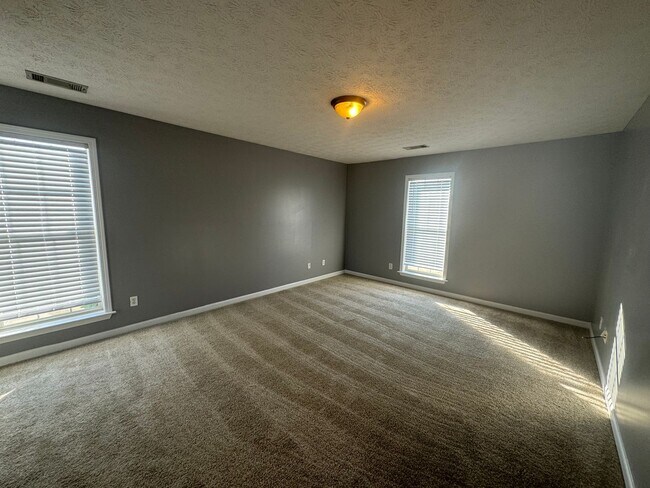 Building Photo - Three bedroom two bath with an enormous ba...