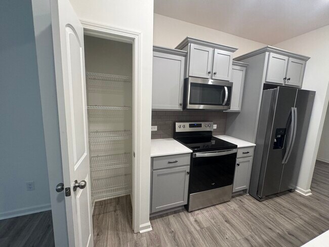Building Photo - Charming 2 br townhome minutes from histor...