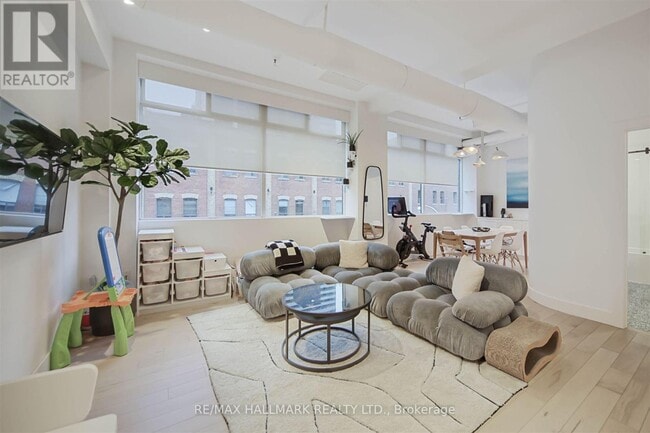 Photo du bâtiment - 80 R-380 Sherbourne St