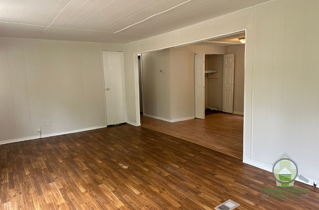 Photo - 110 E Caroline St House