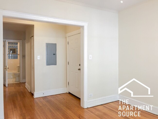 Building Photo - 1607 W Berteau Ave