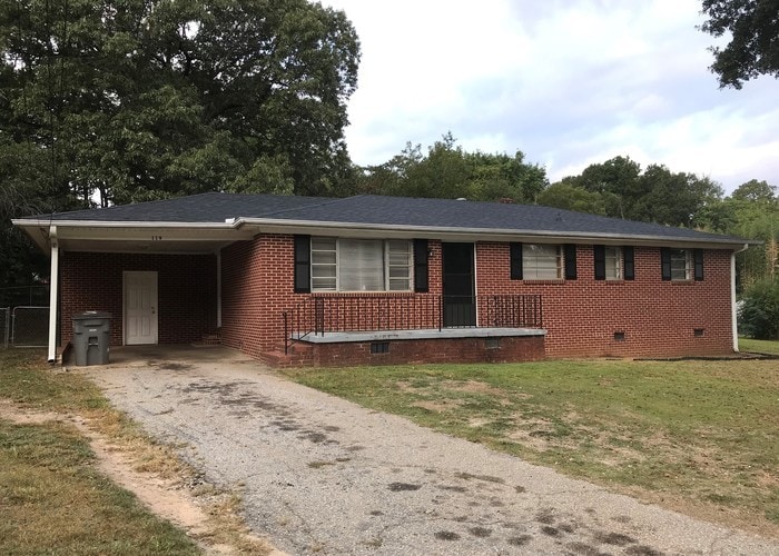 Primary Photo - Huge Fenced In Yard!