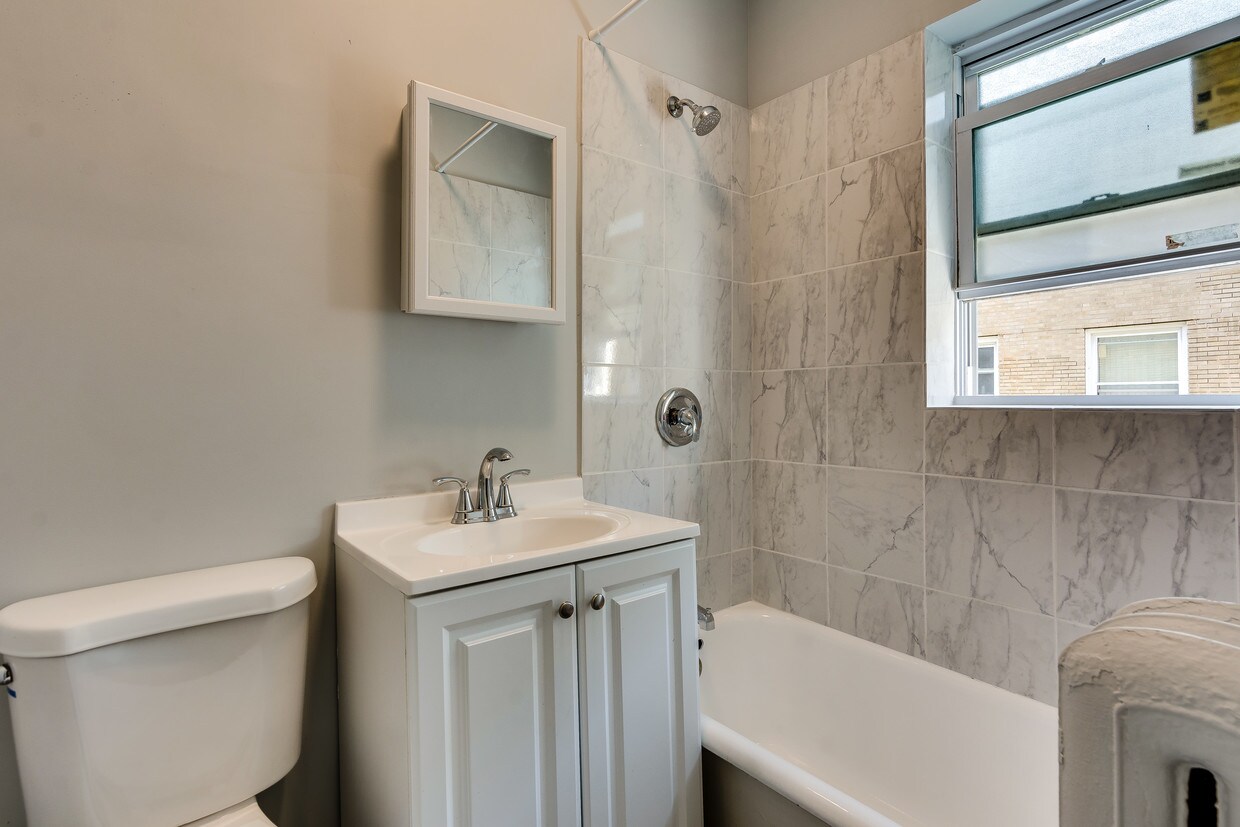 Foto principal - 5738 S Stony Island Ave