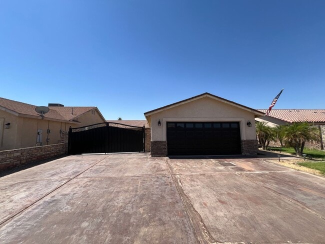Building Photo - 3 BEDROOM HOME NEAR THE FOOTHILLS!